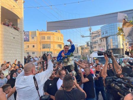 بالورود والفرح: استقبال البطل الشفاعمري اياد شلبي 